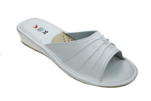 033-E. Laczki kapcie damskie b/p oblekane marszczone białe