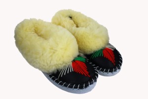 576. Bambosze damskie haftowane ”zakopianki”